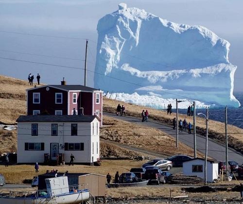 据报道，小镇Ferryland是观赏这座冰山的最佳地点。有当地居民称，这座冰山高40多米，大概是当地目前为止见到的最大的一座冰山，而且这座冰山在16日漂到当地后，就基本上不动了。