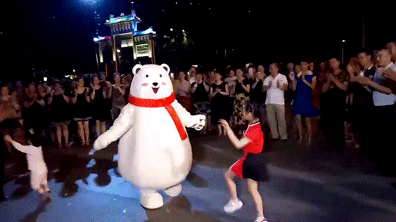 广场舞王之争：广州7岁萝莉最萌尬舞，嗨翻现场
