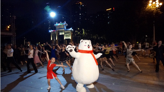 广场舞王之争：广州7岁萝莉最萌尬舞，嗨翻现场