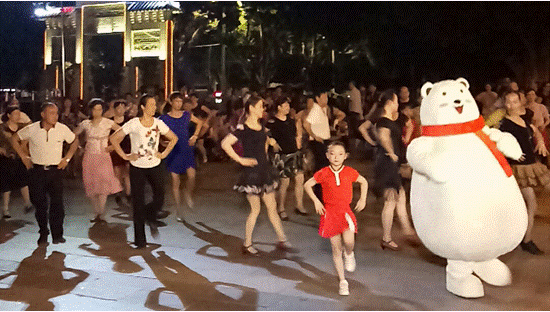 广场舞王之争：广州7岁萝莉最萌尬舞，嗨翻现场