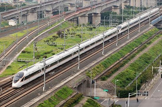 2017年9月21日,一列“复兴号”动车组行驶在京沪高铁线路上。视觉中国 图