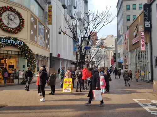 11月20日,首尔明洞街头依然难寻中国团体游客