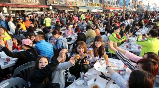 去年3月，数千名中企员工在仁川参加派对