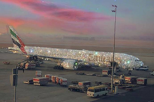 Bling777号飞机 镶满施华洛世奇的PS大神作品