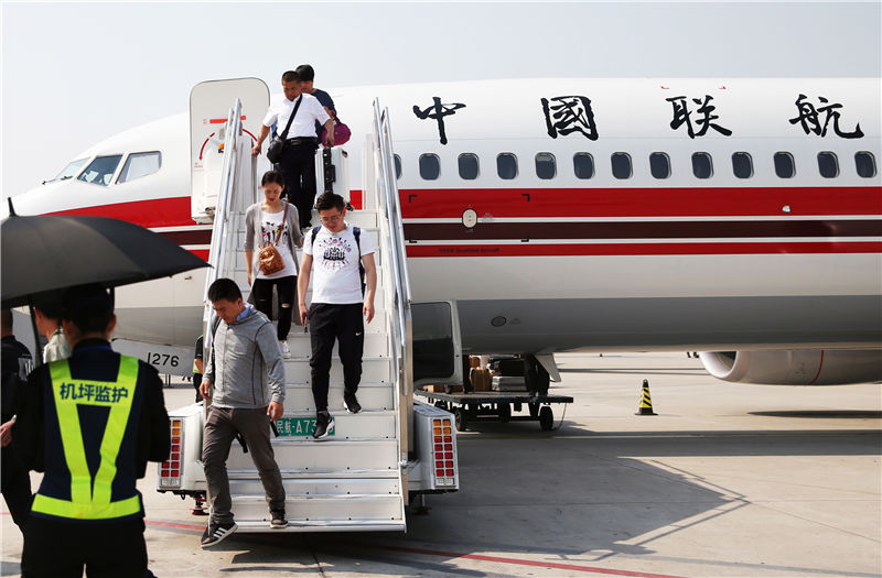 2019年5月25日，北京南苑机场，旅客步出中国联航飞机机舱。 中国日报记者 武晓慧 摄