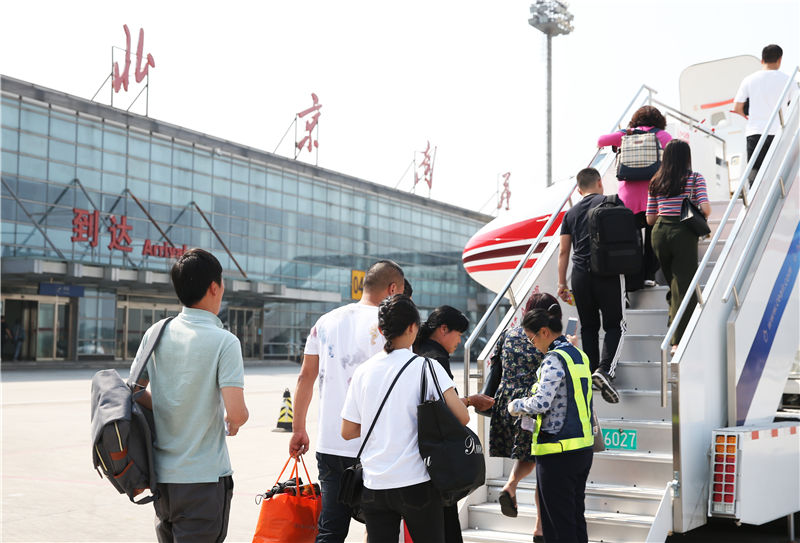 2019年5月25日，北京南苑机场，旅客在排队登机。 中国日报记者 武晓慧 摄
