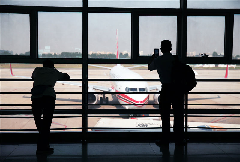 2019年5月25日，在北京南苑机场，旅客在候机厅候机。 中国日报记者 武晓慧 摄