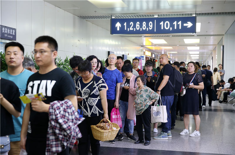 2019年5月25日，在北京南苑机场，旅客排队准备登机。 中国日报记者 武晓慧 摄