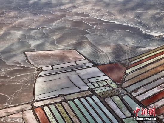 资料图：2018年4月1日讯（具体拍摄时间不详），墨西哥下加利福尼亚州，航拍当地的盐池如同巨大的“眼影盘”。当地开发出的大量盐池产盐量十分可观，约占世界盐产量的30%以上。图片来源：视觉中国