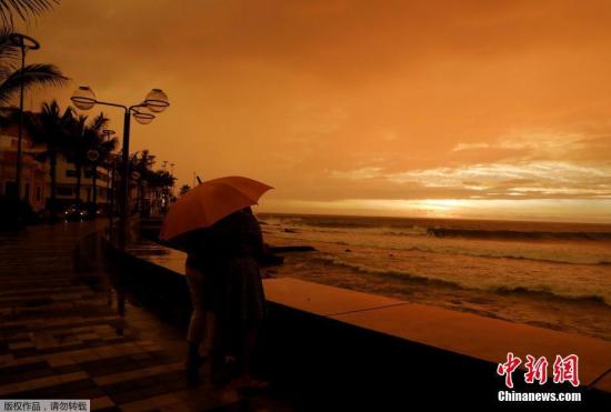 资料图:当地时间2018年10月23日,四级飓风“威拉”在墨西哥锡那罗亚州马萨特兰附近登陆。