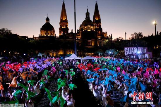 资料图：当地时间2019年3月24日，墨西哥哈利斯科州，1486人在当地的一座广场上共饮龙舌兰酒，创造了新的“世界最大龙舌兰酒品尝活动”纪录。
