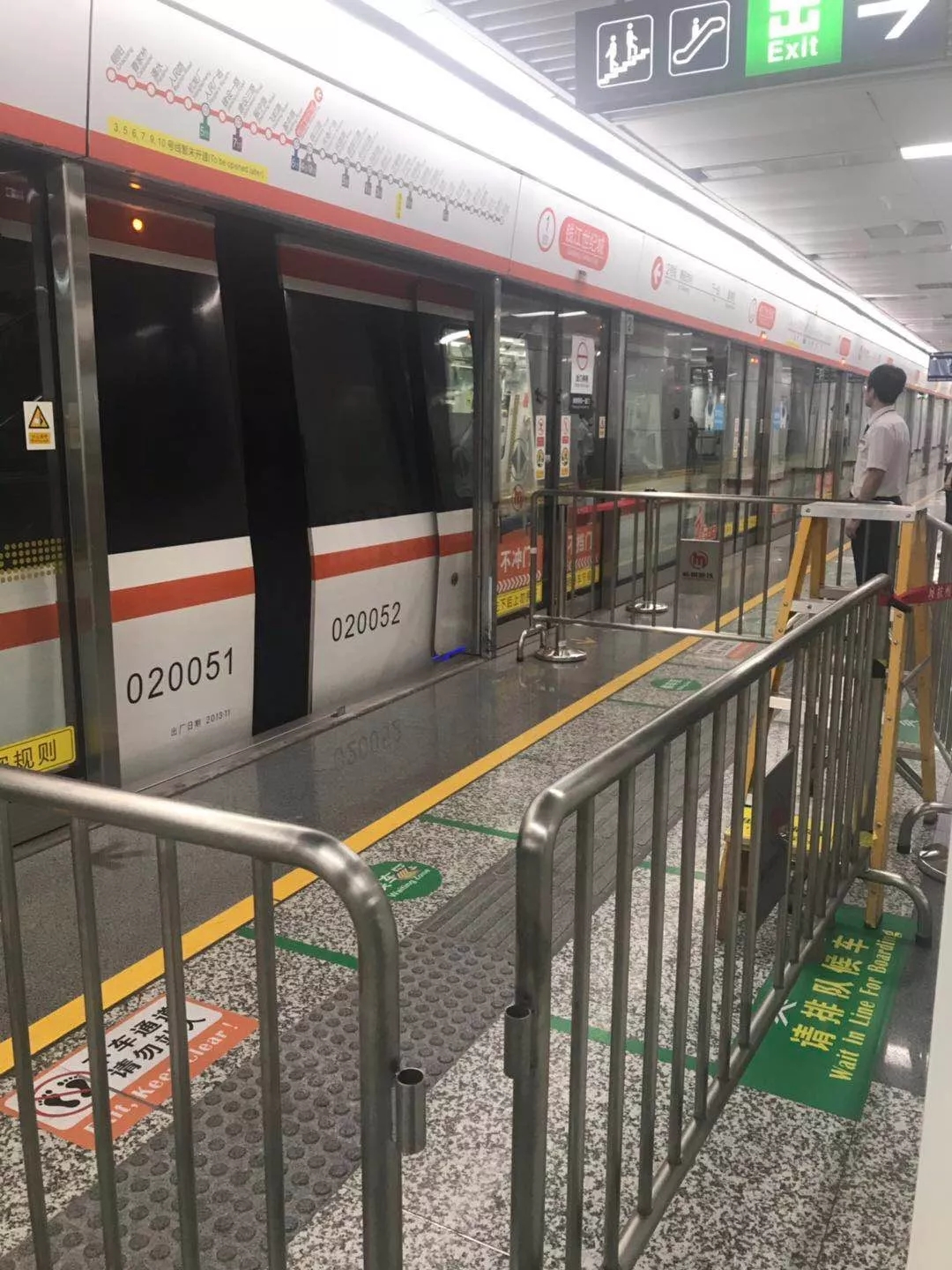 上海地铁故障早高峰沿线乘客人山人海 致晚点1小时-搜狐大视野-搜狐新闻