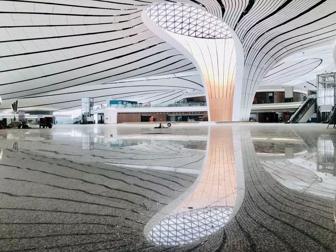 大兴国际机场的设计亮点,五指廊的端头分别建成五座"空中花园",主题
