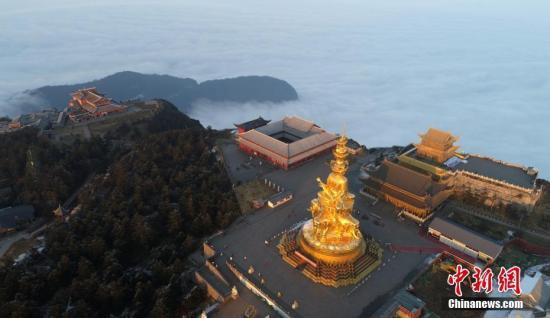 夕阳下的峨眉山金顶。 中新网 资料图