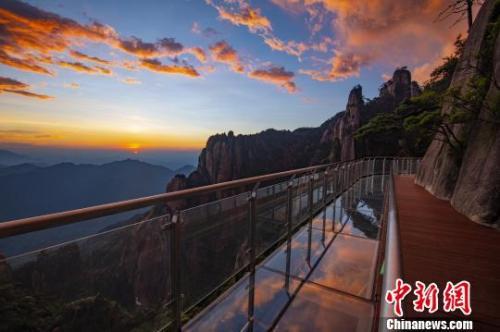 资料图:霞光映照在三清山栈道玻璃上。
