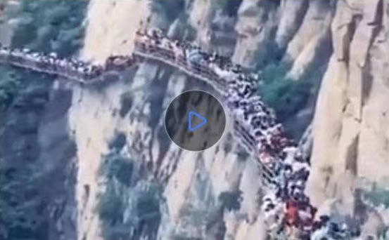 网传一段“黄山栈道挤满游客脚底是万丈深渊”视频。