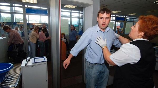 乘客正在谢列梅捷沃国际机场进行安检。 海外网 图