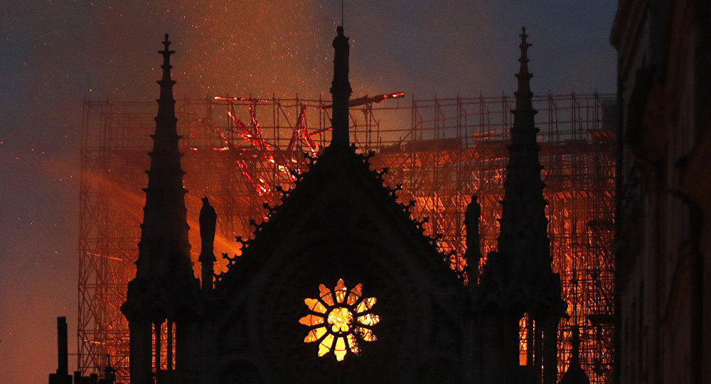 今年4月15日，法国巴黎圣母院发生火灾。