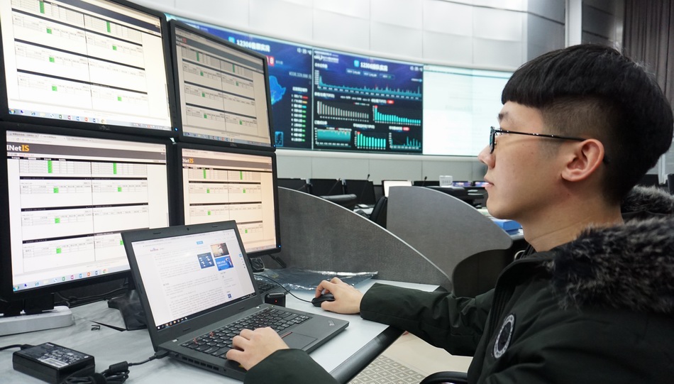 12月12日，12306的工作人员在工作中。  新华社 图