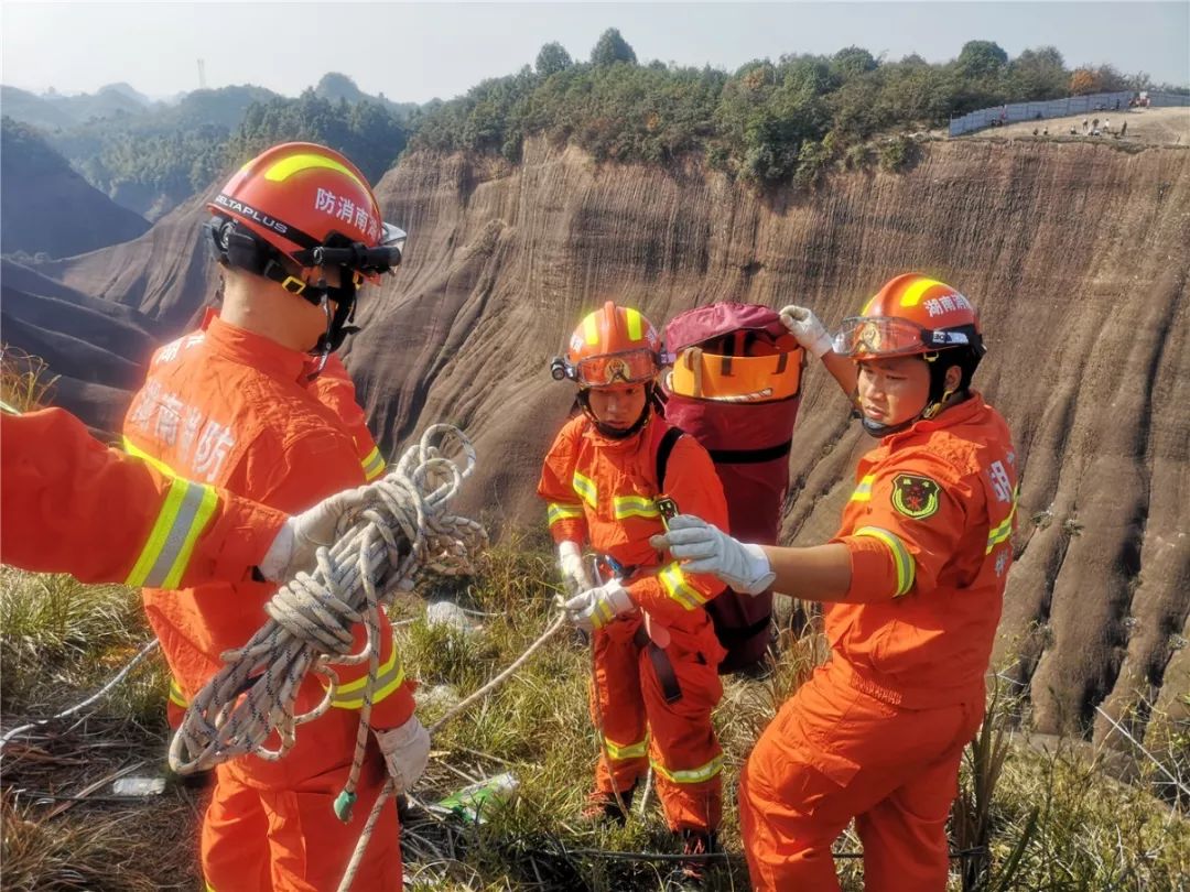 通过救援绳索向崖底投放担架等救援设备  本文图均为 郴州消防微信公众号 图
