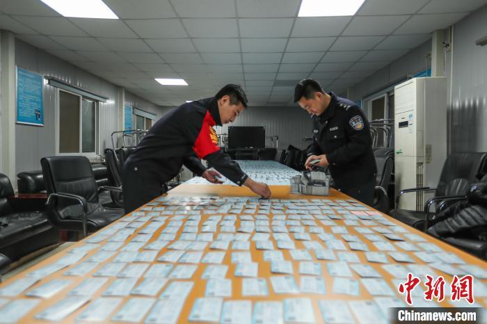 北京铁路警方12月16日发布消息称，一制贩假火车票、假航空运输电子客票行程单的制假窝点15日被警方捣毁。 庞贺雷 王海蛟 摄