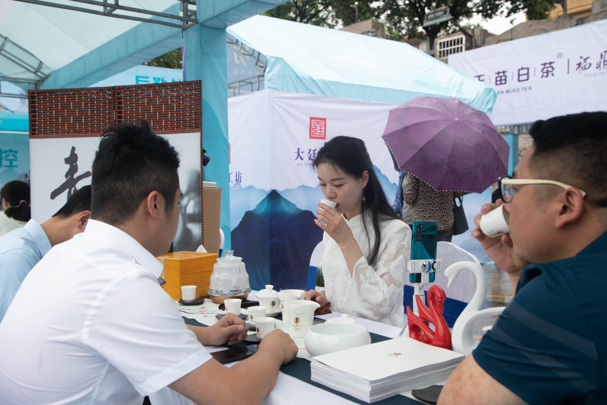 游客在茶席品茗