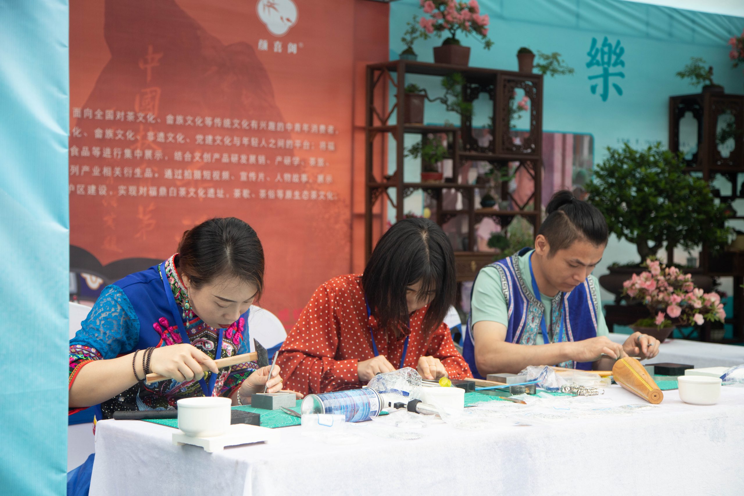 游客体验福鼎民间手工艺制作