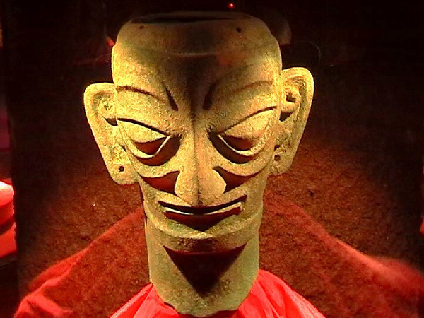 传说中蜀国祖先蚕从的形象