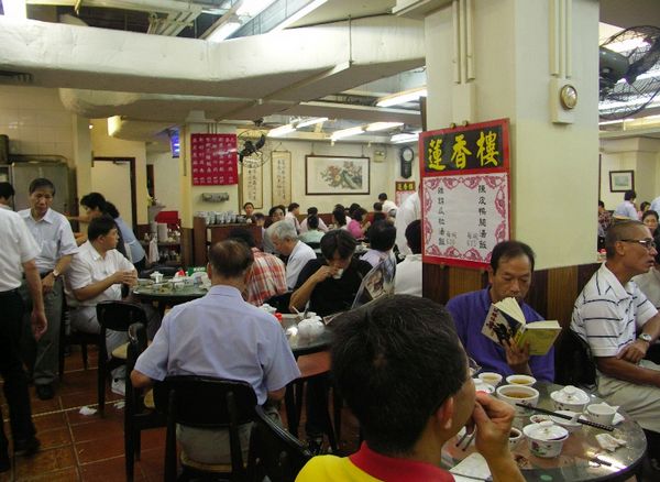 莲香楼品早茶的人们