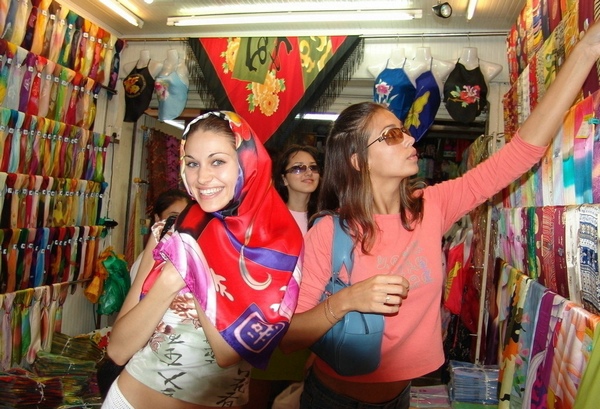 购买丝绸的外国游客