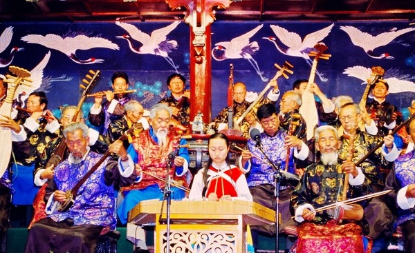 花甲老人演奏纳西古乐