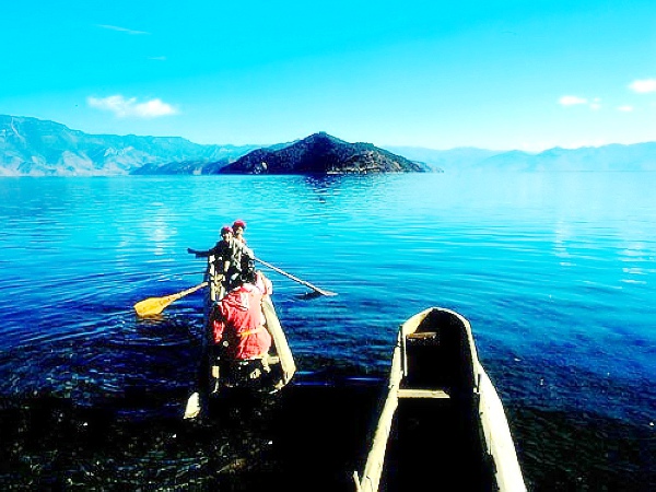 泛舟泸沽湖上