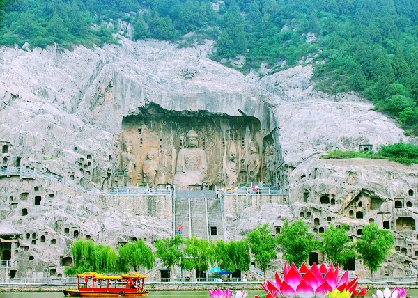 龙门石窟的石像