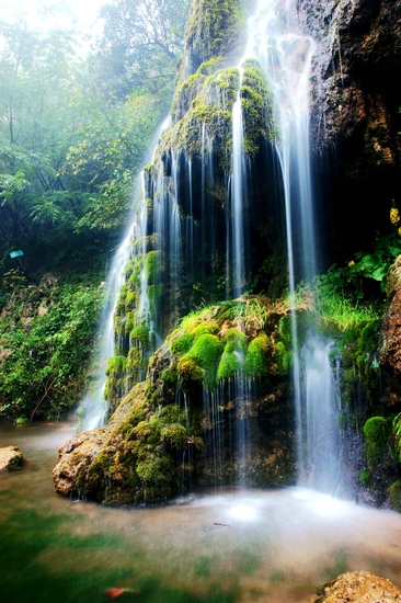 重渡沟景区内的瀑布