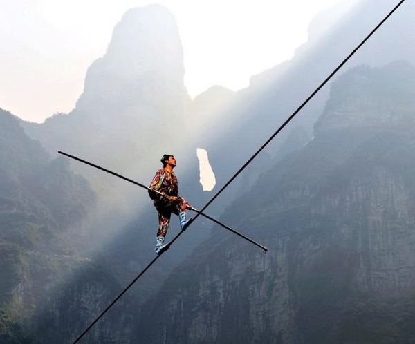 赛买提•艾山在天门山高空走钢丝